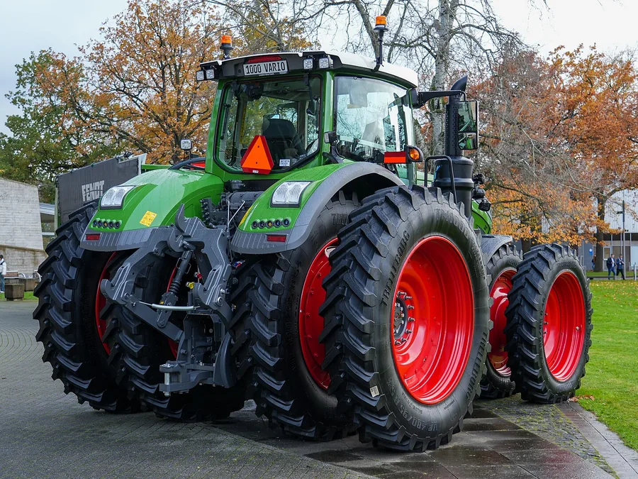 Fendt 1050 Vario zezadu — dvojmontáž a zadní tříbodový závěs