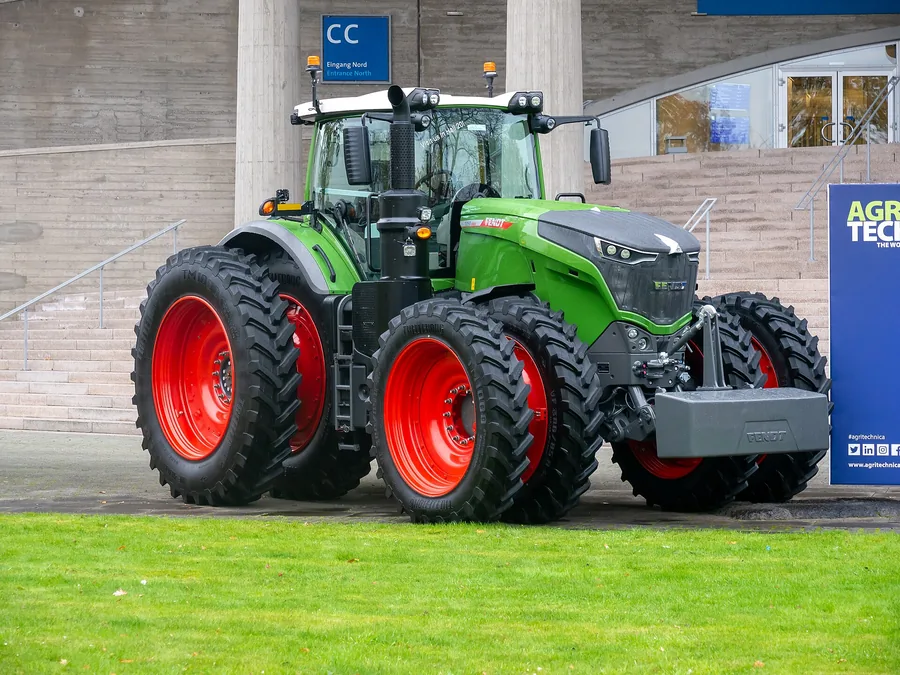 Fendt 1050 Vario z boku s předním závažím