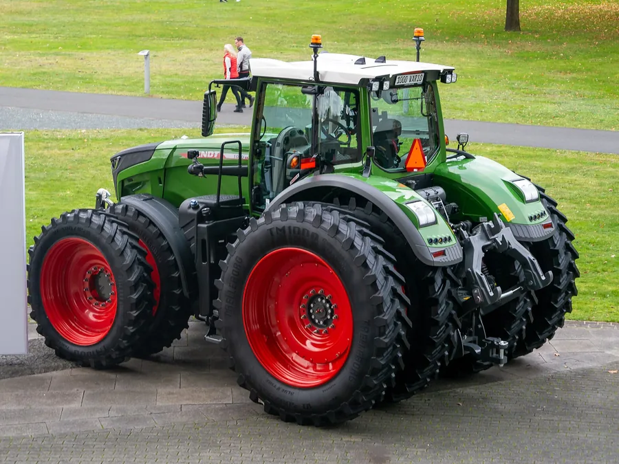 Fendt 1050 Vario v zadní tříčtvrteční perspektivě