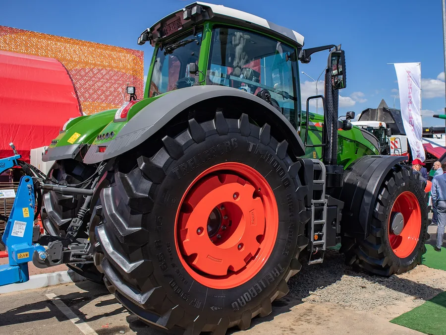 Fendt 1050 Vario — detail zadní dvojmontáže