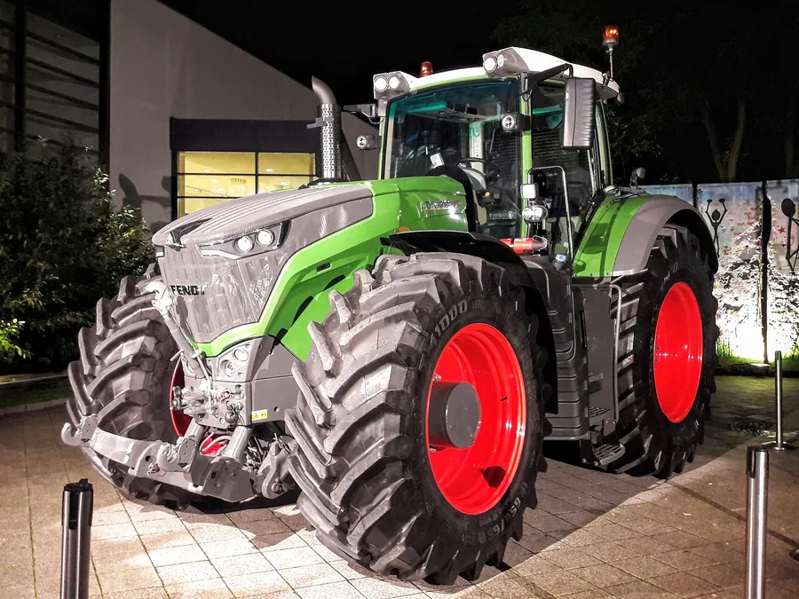 Fendt 1050 Vario — přední partie a kapota