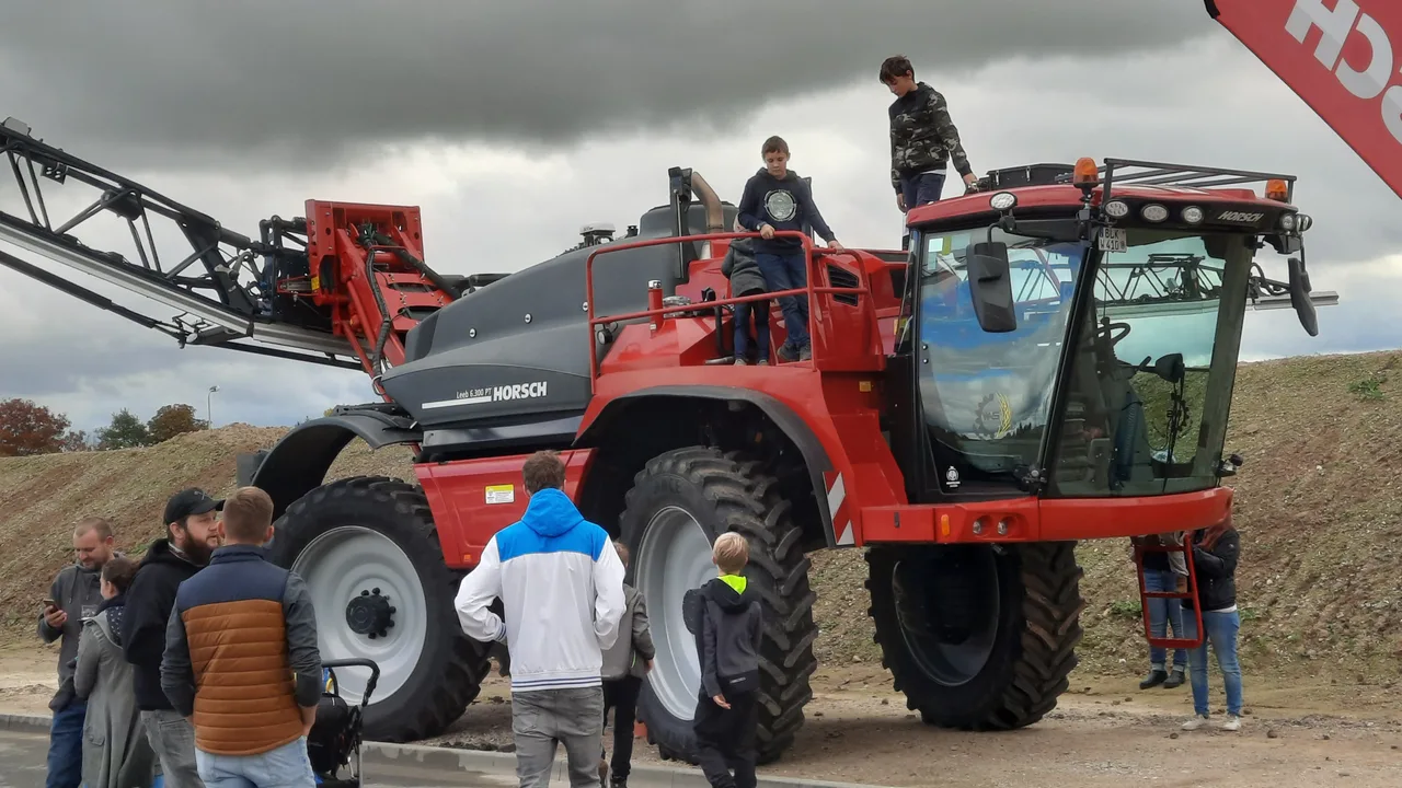 Leeb 6 PT — Самохідні обприскувачі