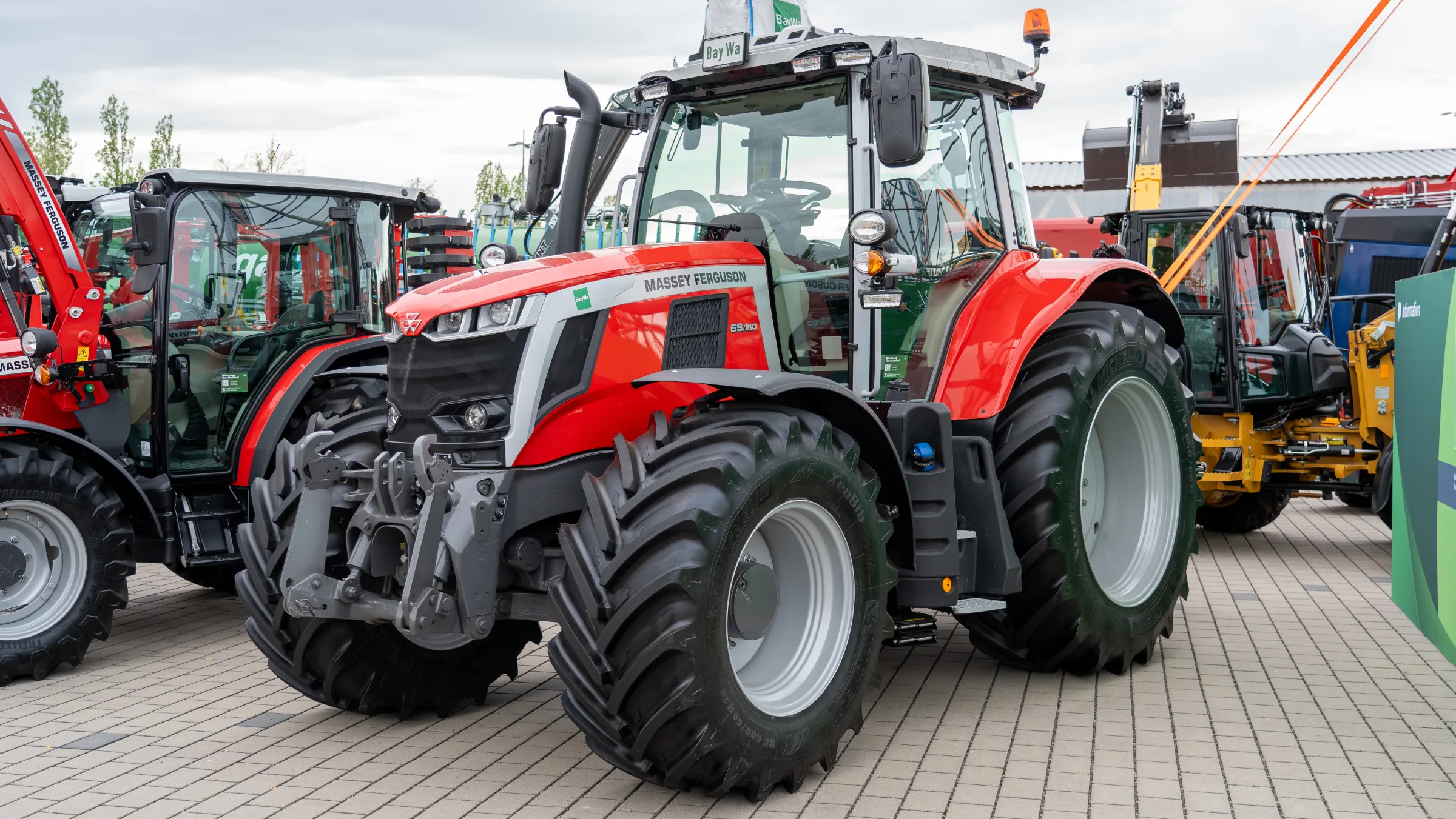 MF 6S.165 — Трактори